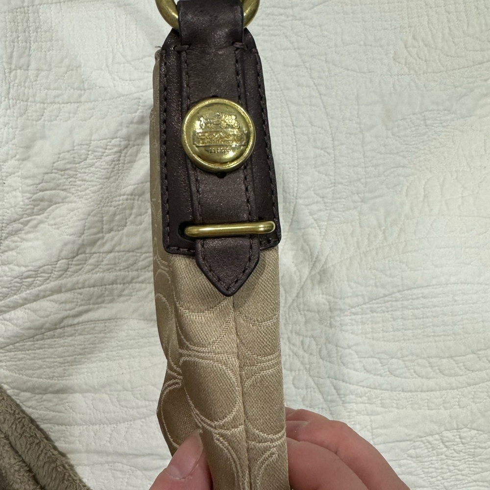 2010 Coach shoulder purse - Picture 3 of 6